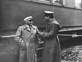 И. И. Вацетис и Л. Д. Троцкий у поезда Троцкого. 1918